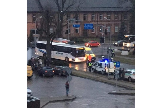 Iecavā pasažieru autobuss uz gājēju pārejas nāvējoši notriec zēnu